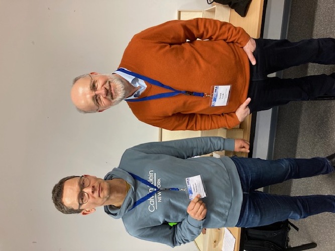 Professor Harald Lesch mit Lehrer Andreas Moormann vor dem „Klimakoffer“